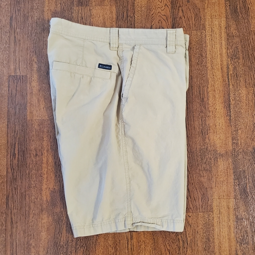 Columbia Mens Sz 32" Khaki Tan Hiking Fishing Shorts Inseam 10
